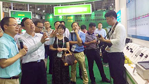 農業(yè)部副部長屈冬玉一行考察參觀托普云農智慧農業(yè)成果展區(qū)