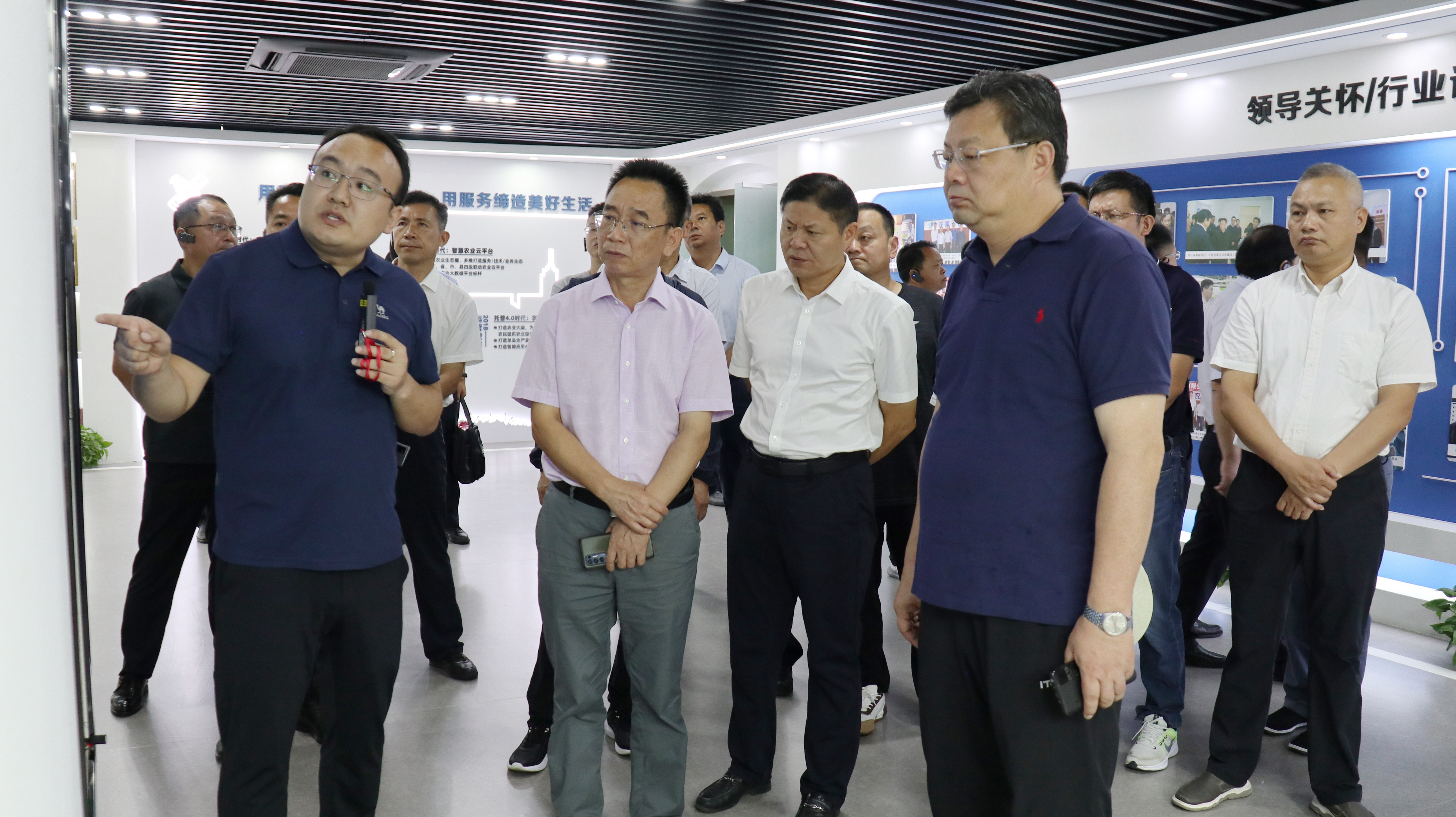 湖北省鄂州市委常委、副市長盧輝一行蒞臨托普云農(nóng)考察調(diào)研